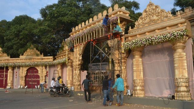 বিয়ের মূল অনুষ্ঠান যেখানে হবে সেটা তৈরি করা হয়েছে প্রাচীন হিন্দু মন্দিরের আদলে।