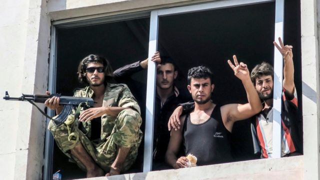 Rebeldes sirios armados.