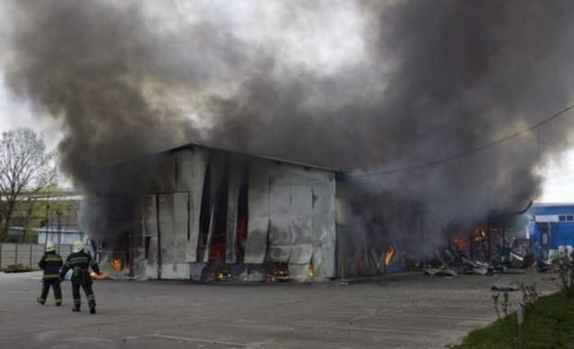 乌克兰东北部哈尔科夫遭炮击后发生火灾，消防员在现场灭火。(photo:BBC)