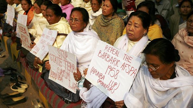 मणिपुर में आफ्सपा क़ानून का विरोध करती महिलाएं