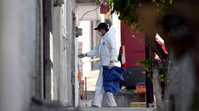 Un forense en la vivienda de Mendoza