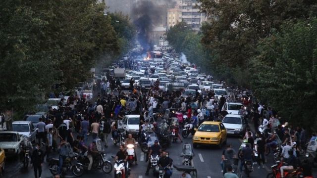 Pessoas protestando em uma rua de Teerã