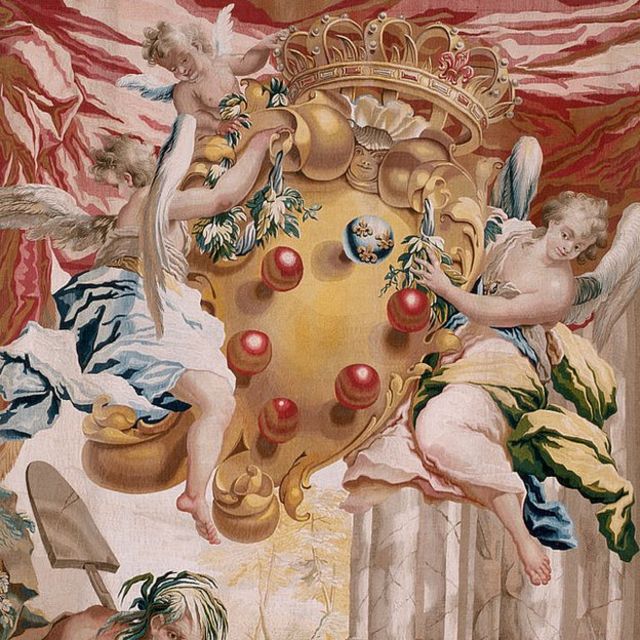 Detalle de un tapiz florentino con dos ángeles sosteniendo el escudo de armas de los Medici, con 6 bolas.