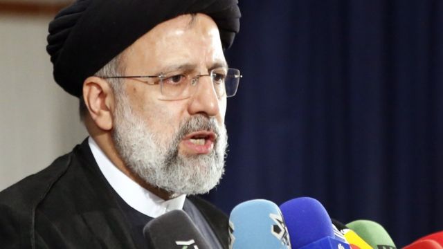 Ketua hakim Ebrahim Raisi berbicara kepada wartawan setelah mendaftar sebagai kandidat pemilihan presiden 2021.