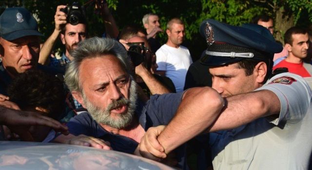 Арест сторонника оппозиции в Ереване