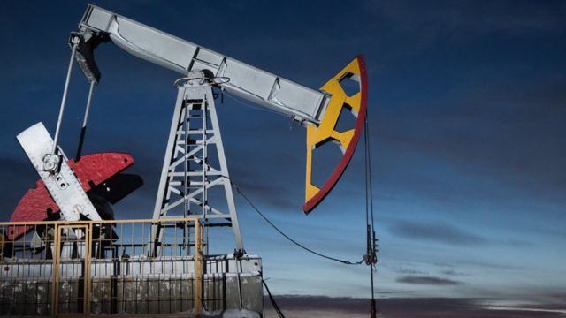Сделка ОПЕК о сокращении добычи нефти сорвалась. Цены на нефть обвалились -  BBC News Русская служба