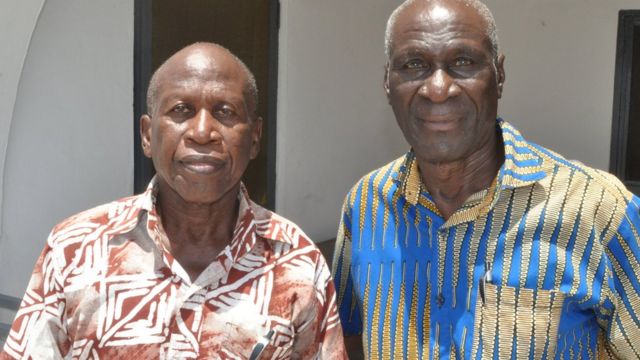 Antiguos jugadores de la selección ghanesa: Osei Kofi, izquierda, y Kofi Pare, derecha.