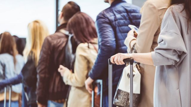 passageiros em fila de embarque para avião