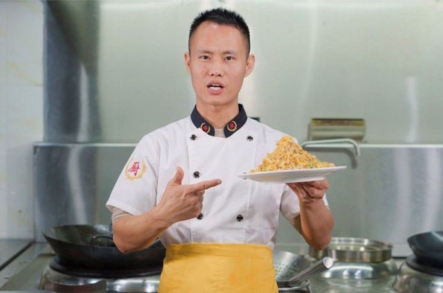 這部十多分鐘的影片發佈於周一（11月27日）。影片中，王剛向觀眾們展示了如何製作一碗蛋炒飯。