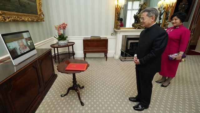 郑泽光大使7月上任时与女王陛下通过视频会面(photo:BBC)