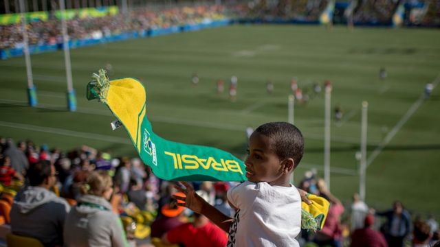 Garoto da favela assiste a rugby nos jogos do Rio 2016