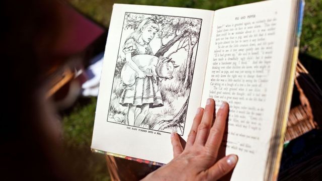 Página de livro 'Alice no País das Maravilhas'
