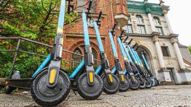 Електросамокати на вулицях. Небезпеки і переваги їзди без правил - BBC ...