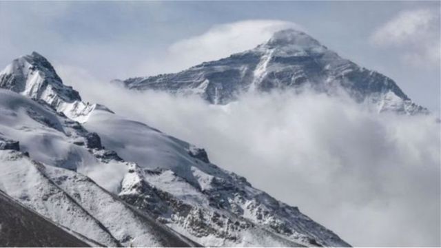 चीन के बेस कैम्प से दिखता माउंट एवरेस्ट