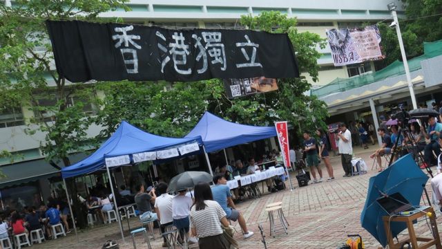 香港大专院校再现 港独 横幅校方急拆惹争议 c News 中文