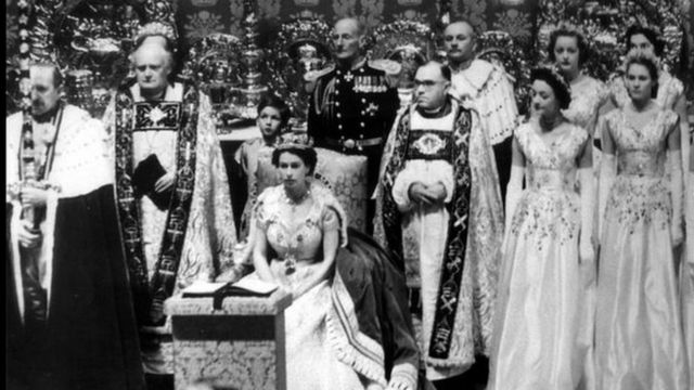 加冕仪式在伦敦西敏寺教堂举行，过程严格遵循传统，但电视实况转播则开历史先河(photo:BBC)