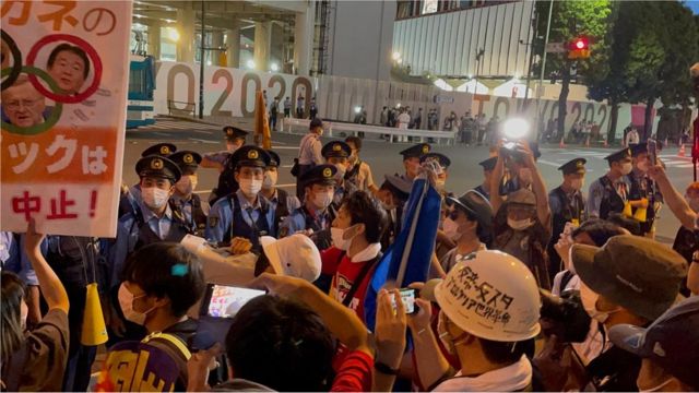 东京新国立竞技场外的抗议者。(photo:BBC)