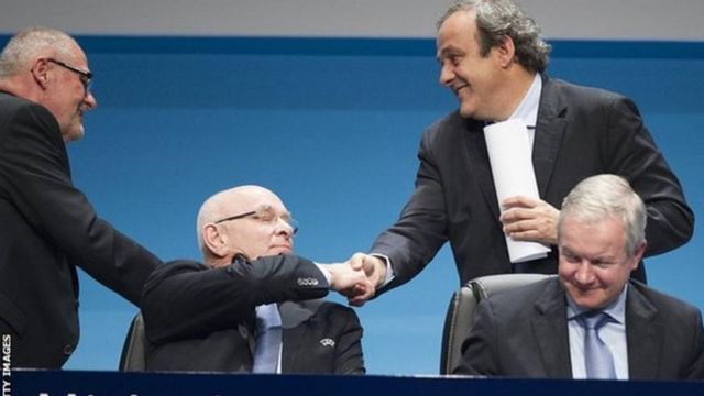 Michael van Praag (à gauche) serrant la main de Michel Platini, ancien président de l'UEFA