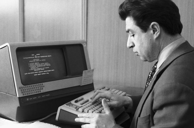 Hombre trabajando en una computadora soviética en 1987