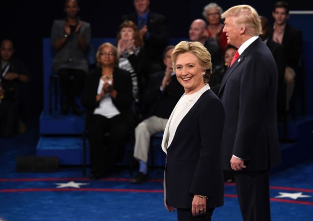 A diferencia del primer debate, los candidatos no se dieron la mano.