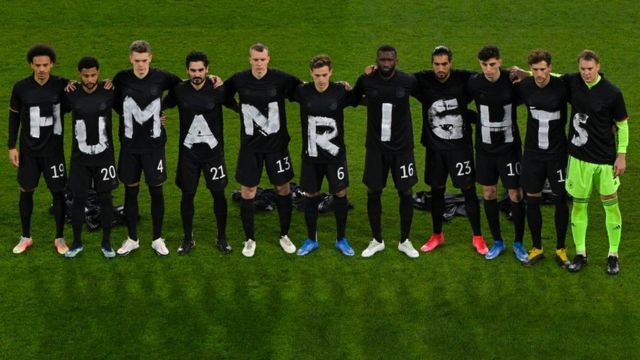 一场世界杯预选赛前，德国队球员身穿黑色衣服组成英文“人权”字样，以示抗议(photo:BBC)
