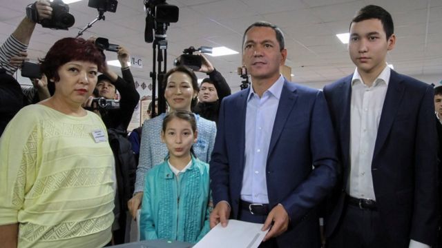Ўмурбек Бабановнинг президентлик сайловида овоз бераётган пайти