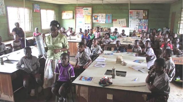 Olukọ kan n kọ awọn akẹkọ ni kilaasi