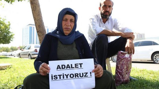 Şenyaşar ailesinin Şanlıurfa Adliyesi önündeki oturma eyleminde 200. gün:  'Bizimki bir adalet mücadelesi' - BBC News Türkçe
