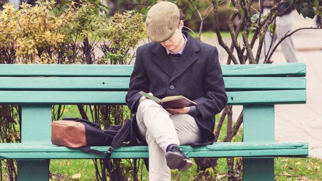 Hombre leyendo.
