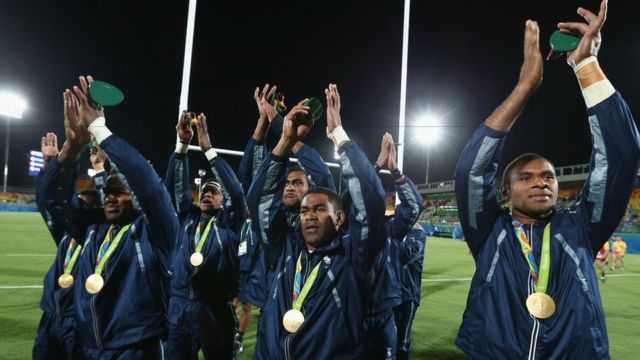 Jogadores de Fiji desfilam com a primeira medalha do país em 60 anos de participação olímpica