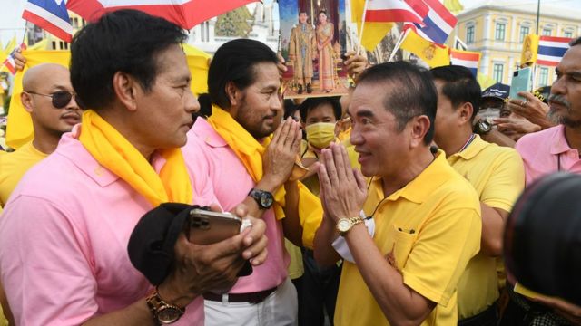 Bint Ban Luerit, a famous actress and Citizen Appointment volunteer in a yellow and pink shirt.  Show the strength to protect the institute At Wat Phra Kaew On the night of November 1, the King And Her Majesty the Queen coming to change the rainy season Buddha Mahamani Rattanatimakorn For the winter season