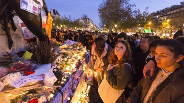 連続襲撃の犠牲者を悼みパリのレピュブリック広場を訪れる人の流れは引きも切らない