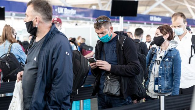 Britânico em fila no aeroporto