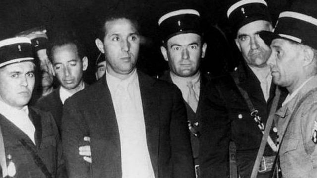 الشرطة الفرنسية تعتقل أحمد بن بلة أحد قادة المقاومة عام 1956