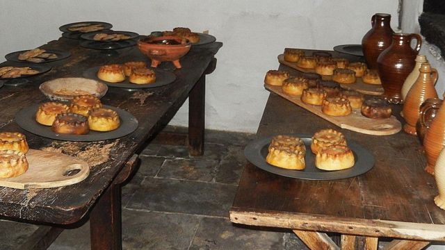Кухня во дворце Хэмптон-корт, пироги на блюдах