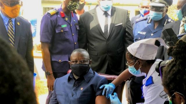 Perezida Julius Maada Bio wa Sierra Leone ku wa mbere ari mu bahereweho hatangizwa gahunda yo gukingira mu iki gihugu