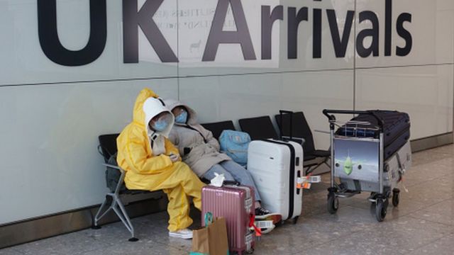 Зал прилета в аэропорту Лондона