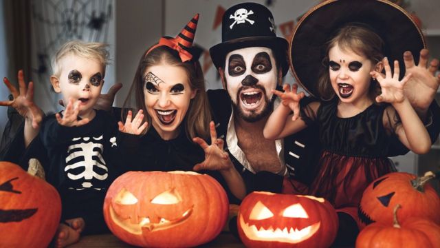 Família fantasiada para o Halloween, ou Dia das Bruxas