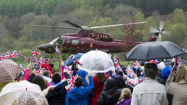 Aberfan'daki okul çocukları helikopterle ayrılan Kraliçe'ye el salladı