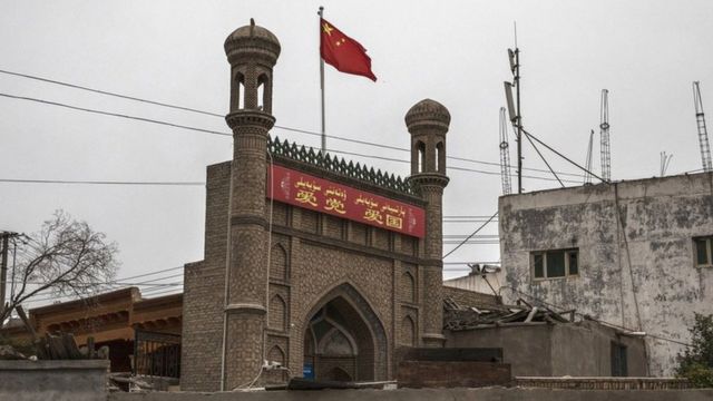 Китайский флаг на закрытой мечети в Кашгаре