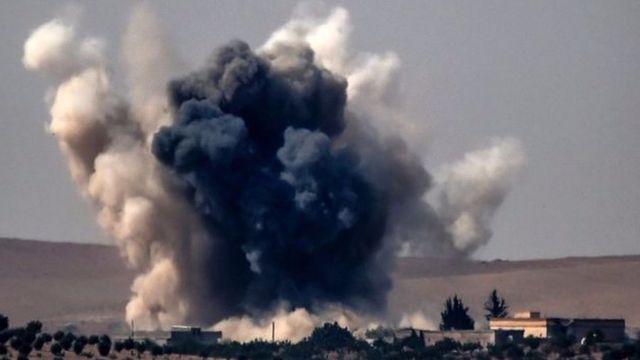 Umwotsi mu kirere inyuma y'ibitero vy'indege i Jarablus itariki 24 z'ukwezi kw'umunani
