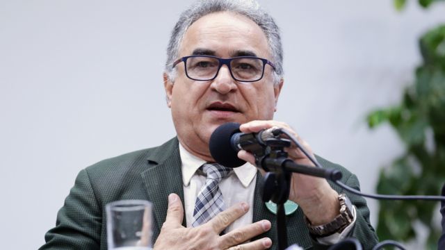 Edmilson Rodrigues, sentado, fala no microfone