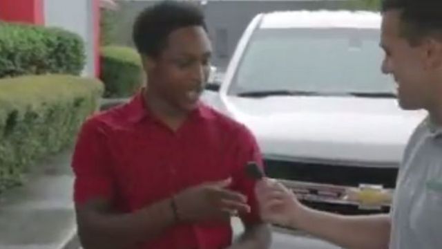 Walter Carr recibiendo las llaves de su nuevo auto.