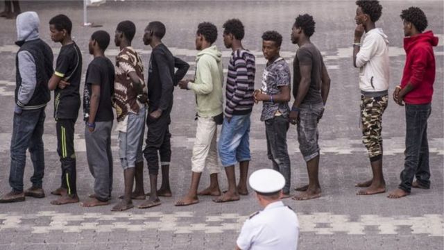 Migranti stoje u redu
