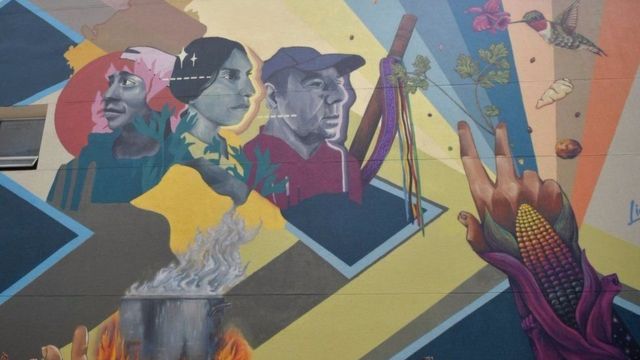 En Bogotá, un mural conmemora los defensores de derechos humanos que han sido asesinados.