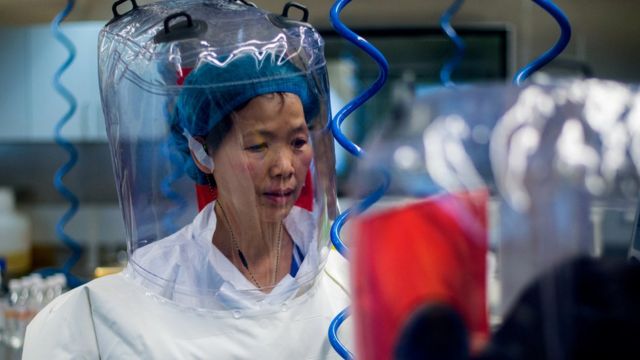La viróloga china Shi Zhengli es vista dentro del laboratorio P4 en Wuhan