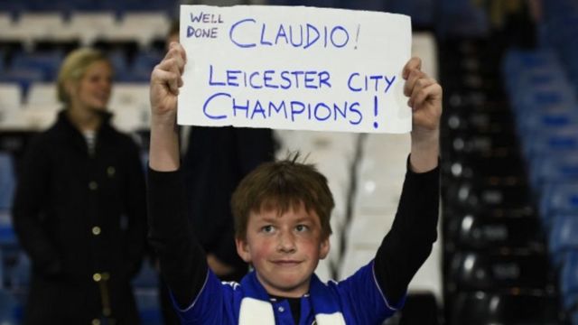 Aficionado con un cartel felicitando a Ranieri