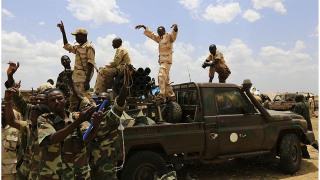 القوات المسلحة السودانية وقوات الدعم السريع تحتفل بعد استعادة منطقة من تمردي الأقليات العرقية في 20 مايو أيار 2014