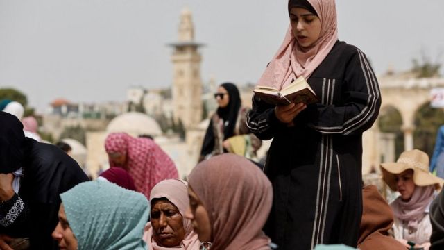 امرأة مسلمة تقرأ من القرآن في الحرم الشريف / جبل الهيكل في البلدة القديمة بالقدس (8 أبريل 2022)