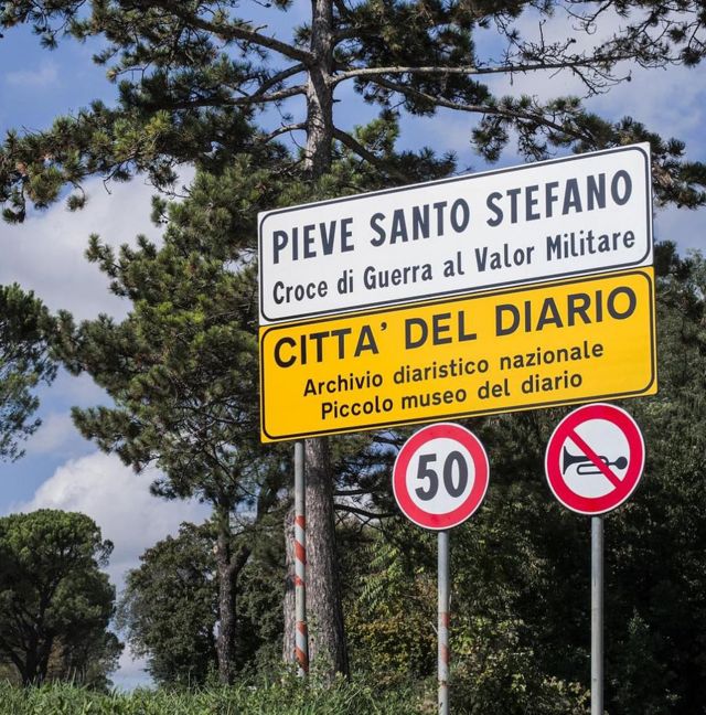 Señal de Pieve Santo Stefano con otra que dice "Ciudad del Diario".